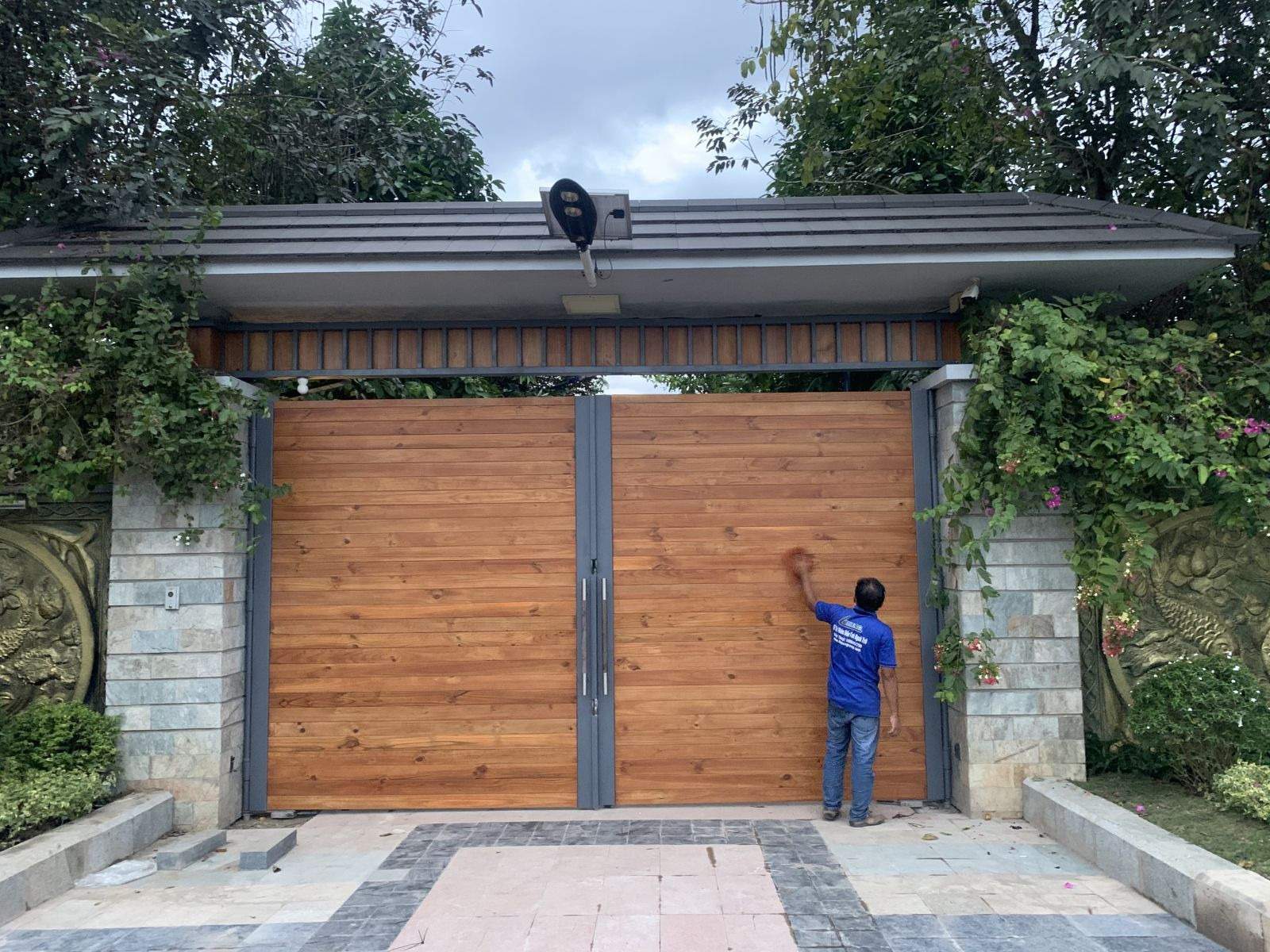 Cổng gỗ Thông biến tính