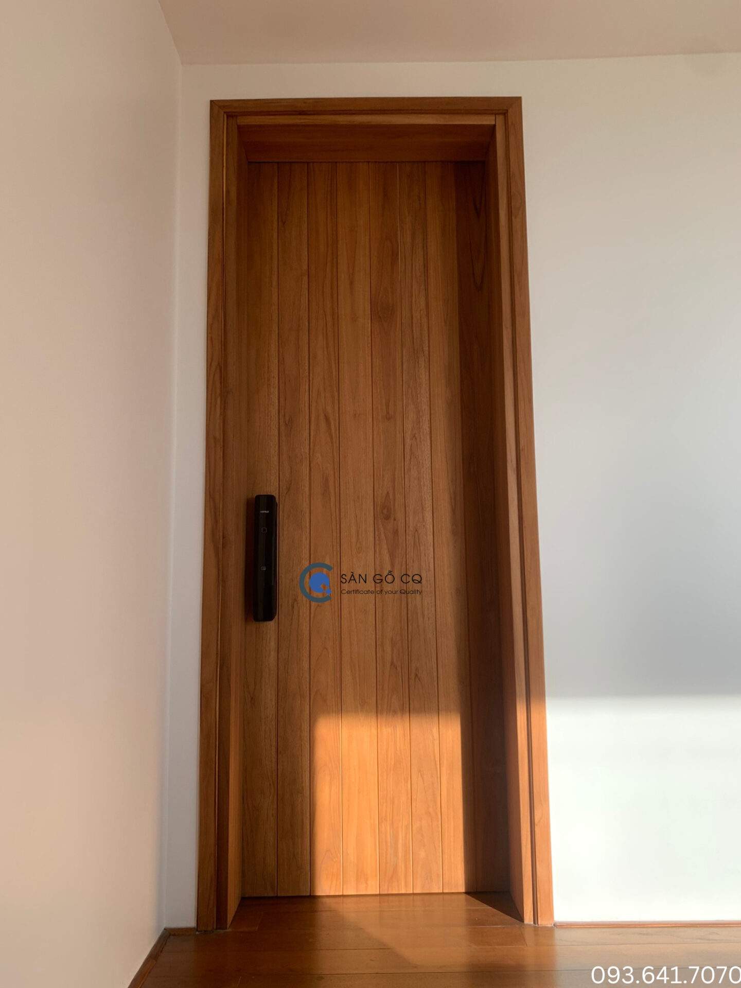 Cửa gỗ Teak | Cửa gỗ 1 cánh | Cửa thiết kế pano dọc