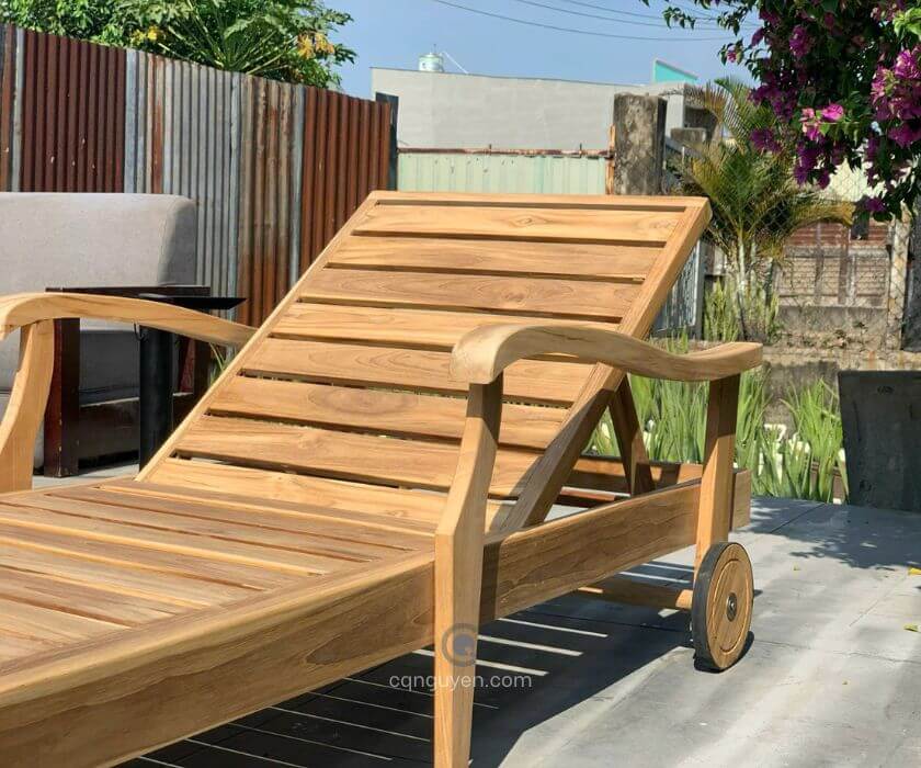 Ghế nằm hồ bơi gỗ teak có bánh xe