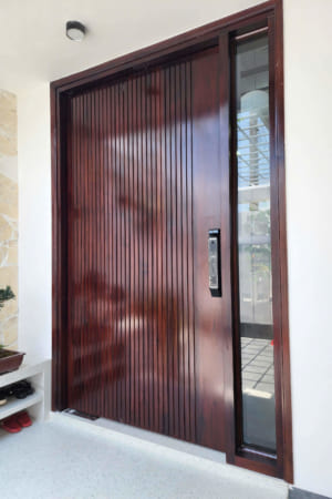 Cửa gỗ tự nhiên hiện đại từ gỗ Teak thiết kế ron sóng