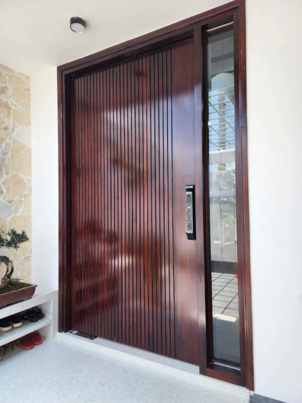 Cửa gỗ tự nhiên hiện đại từ gỗ Teak thiết kế ron sóng