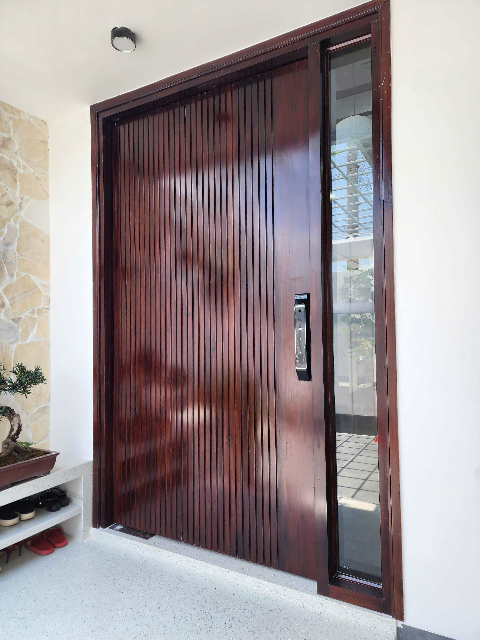 Cửa gỗ tự nhiên hiện đại từ gỗ Teak thiết kế ron sóng