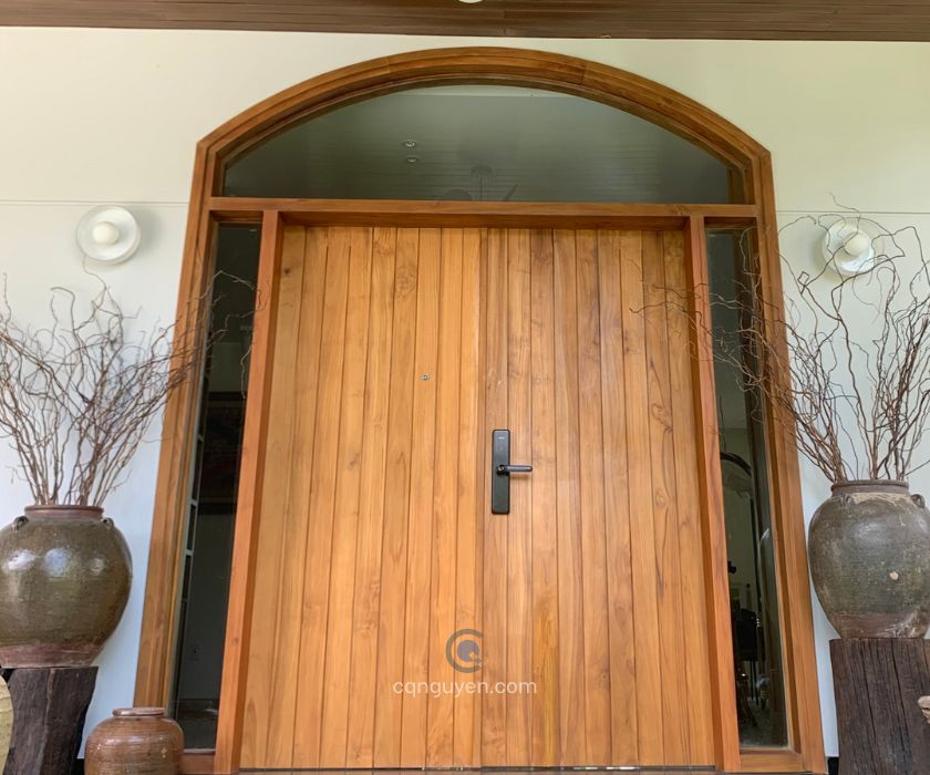 Hoàn thiện lắp đặt cửa gỗ 2 cánh biệt thự cho dự án