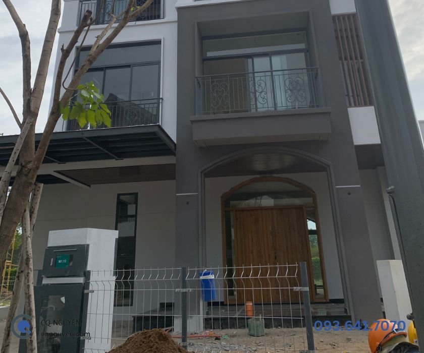 Lắp đặt cửa gỗ biệt thự dự án ID Junction