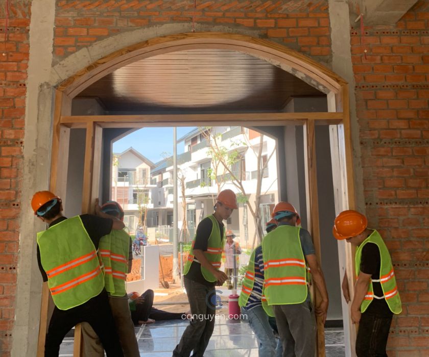 Lắp đặt khung bao cửa gỗ biệt thự cao 3m