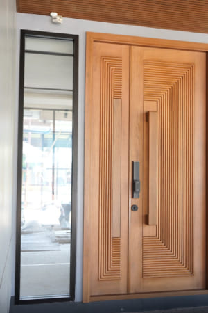 Cửa gỗ 2 cánh lệch từ gỗ Teak | Cửa gỗ kính | Cửa mẹ bồng con gỗ teak
