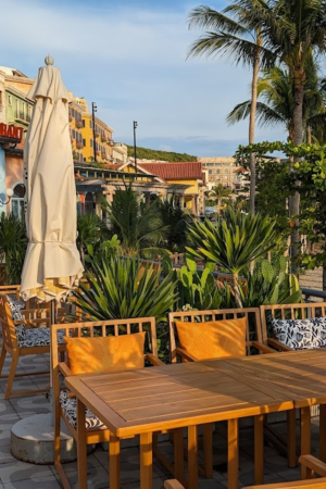 Bàn gỗ ngoài trời