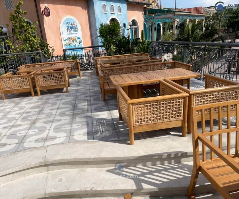 Bàn giao bàn ghế gỗ ngoài trời cho nhà hàng