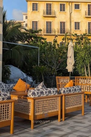 Bàn gỗ ngoài trời