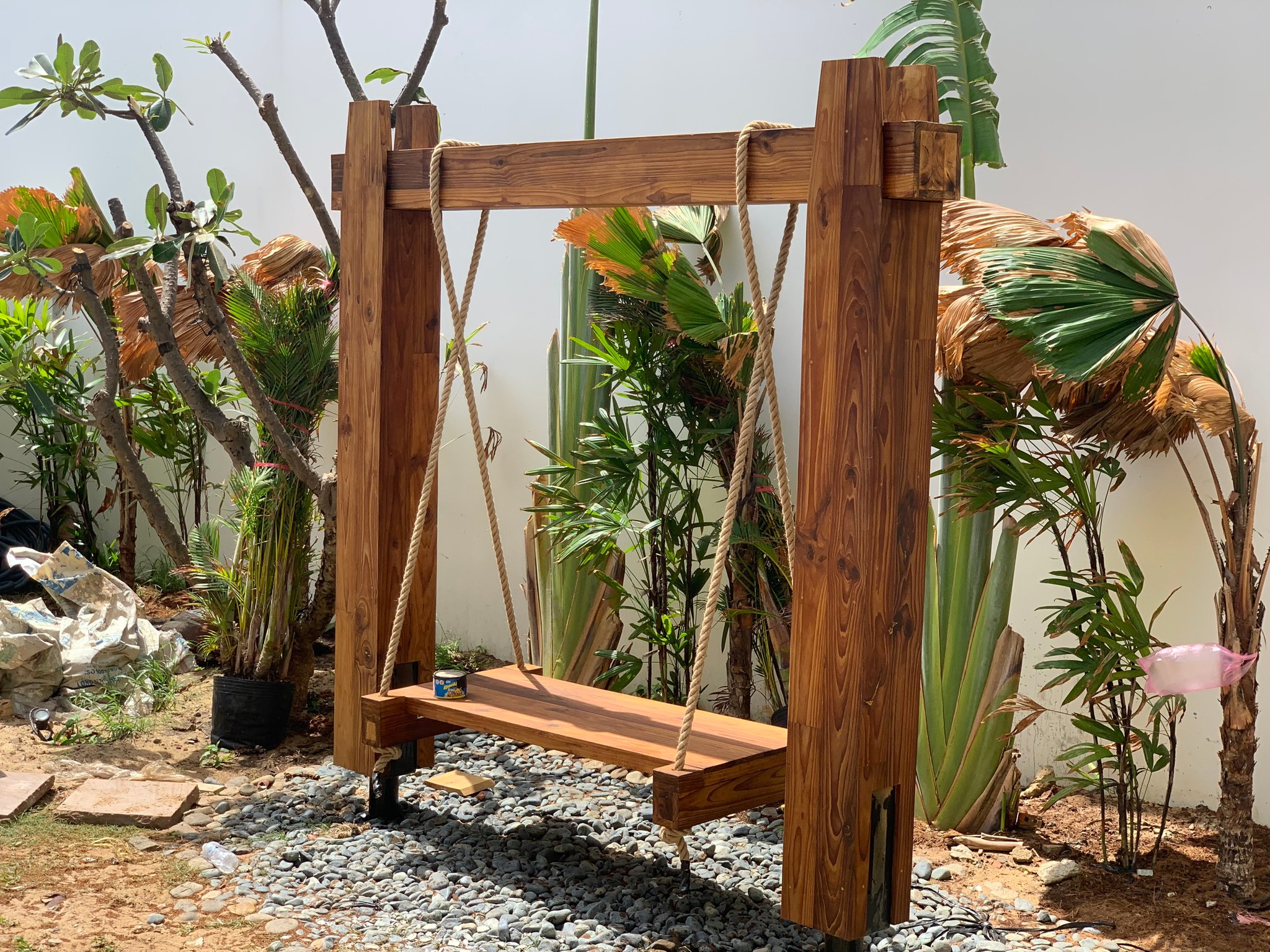 xích đu gỗ thông biến tính ngoài trời treo khung