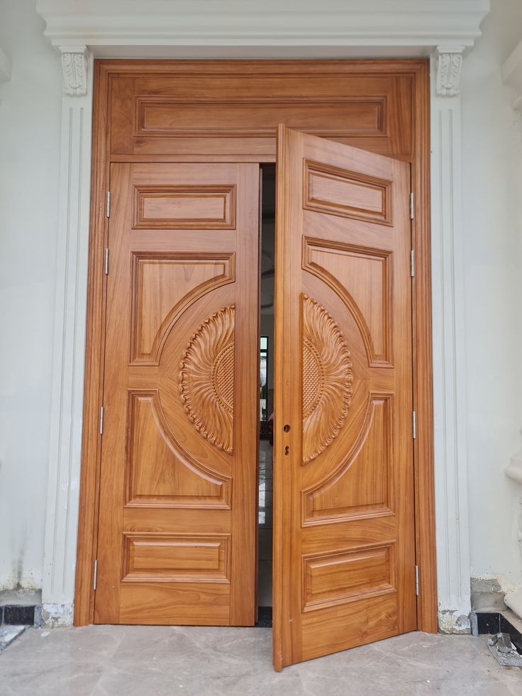 Cửa gỗ gõ đỏ chạm khắc hoa văn
