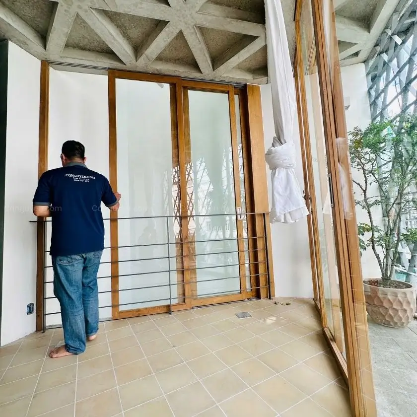 cửa lùa kính khung gỗ sồi