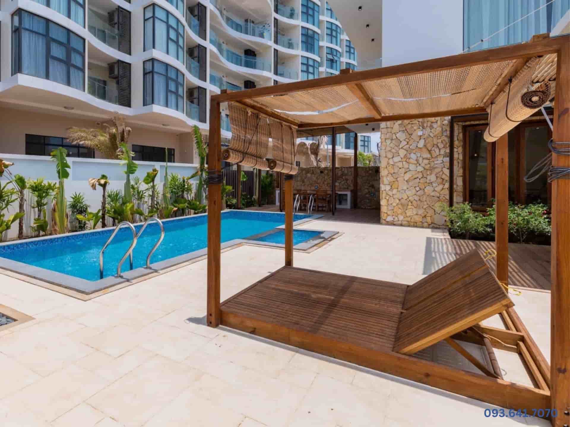 Cabana gỗ thông biến tính hồ bơi