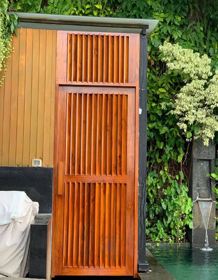 Cửa lá sách gỗ teak ngoài trời