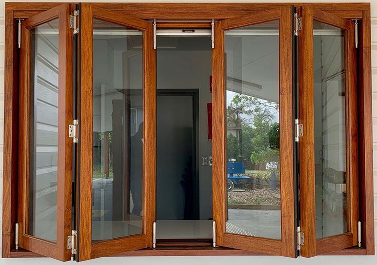 Cửa xếp gỗ kết hợp kính