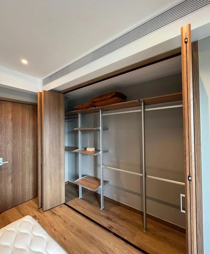 Ứng dụng cửa xếp gỗ ngăn cách tủ quần áo