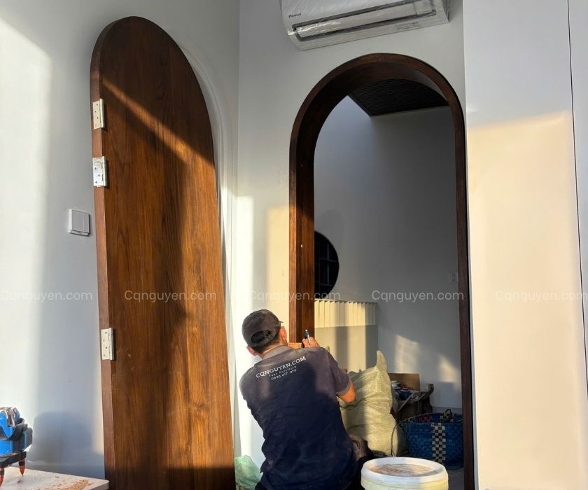 lắp đặt cửa vòm gỗ