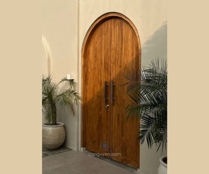 mẫu cửa vòm gỗ teak phong cách nhiệt đới