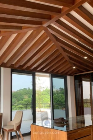 Trần gỗ teak dạng thanh lắp xương cá