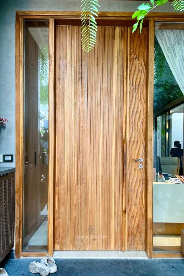Cửa gỗ tự nhiên hiện đại | Cửa gỗ teak ron sóng kết hợp kính | cửa gỗ kính