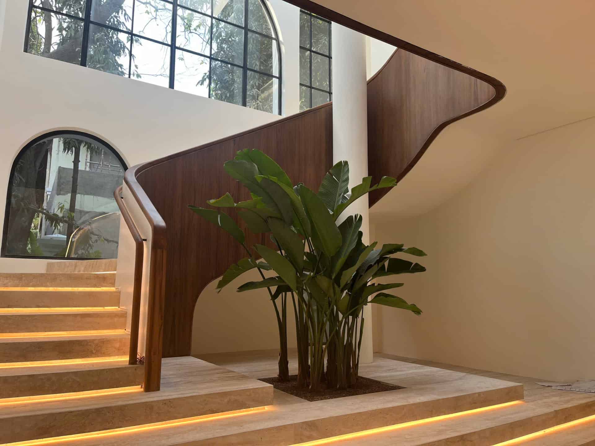 tay vịn cầu thang gỗ teak bo tròn hiện đại
