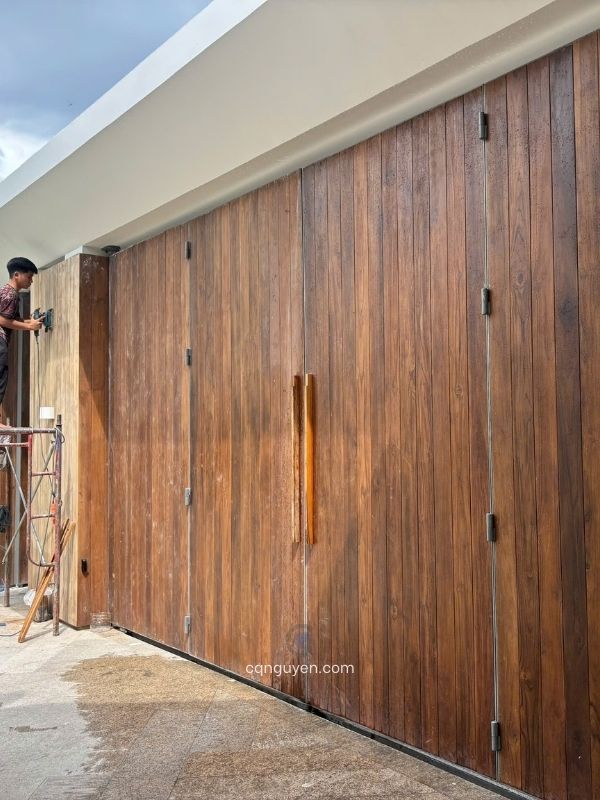 Cổng gỗ ngoài trời teak biến tính