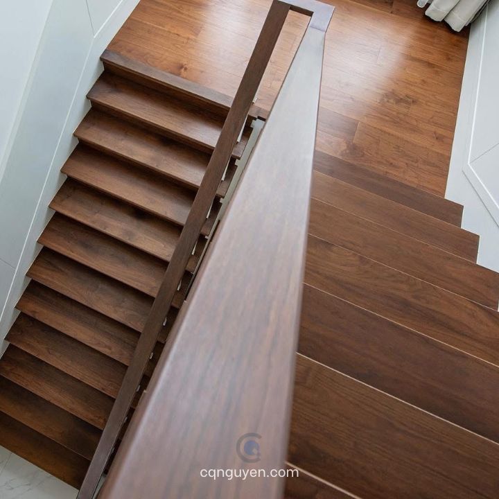 Cầu thang gỗ màu óc chó | Mặt bậc cầu thang gỗ teak lên màu óc chó