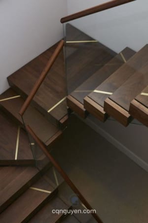 Cầu thang gỗ óc chó walnut