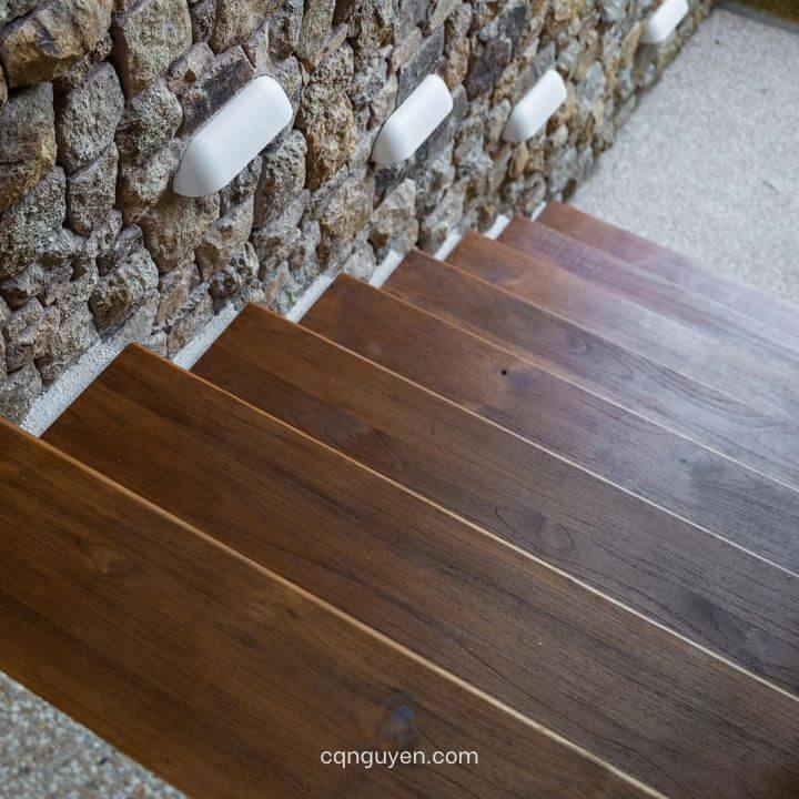 Cầu thang gỗ teak màu óc chó