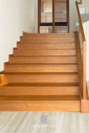 Cầu thang gỗ teak màu tự nhiên