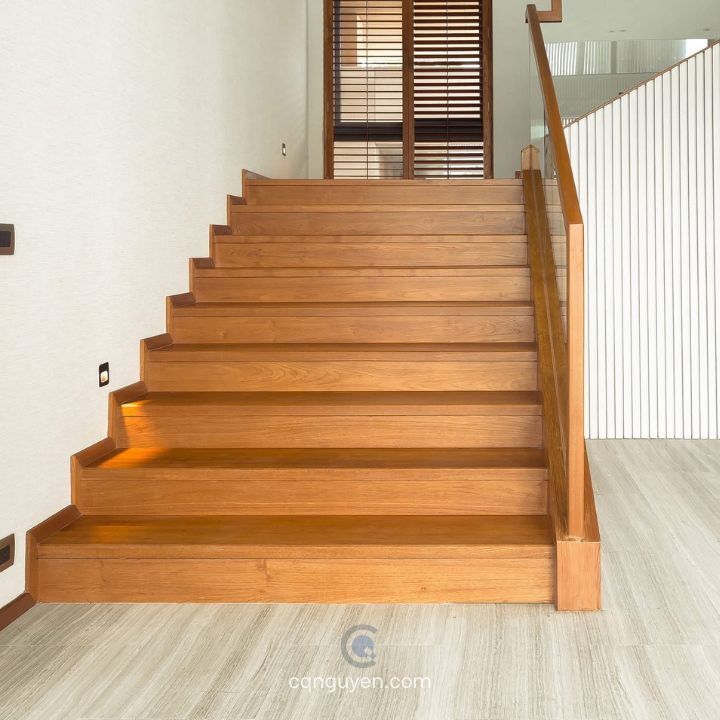 Cầu thang gỗ teak màu tự nhiên
