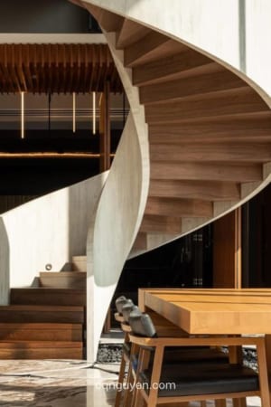 Mẫu cầu thang gỗ đẹp xoắn ốc