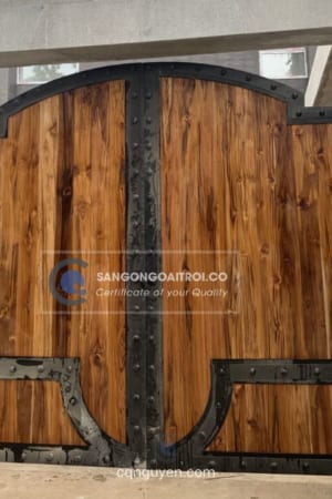 Cổng gỗ teak 2 cánh sơn tĩnh điện hoàn thiện lau dầu
