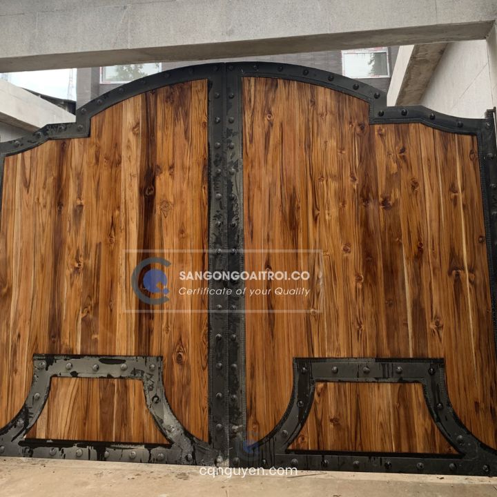 Cổng gỗ teak 2 cánh sơn tĩnh điện hoàn thiện lau dầu