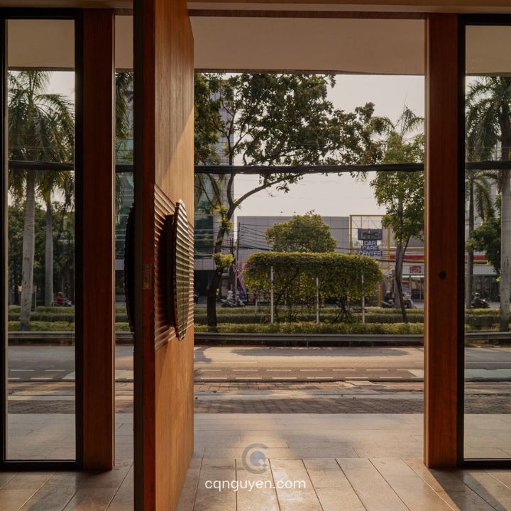 Cửa xoay trục giữa