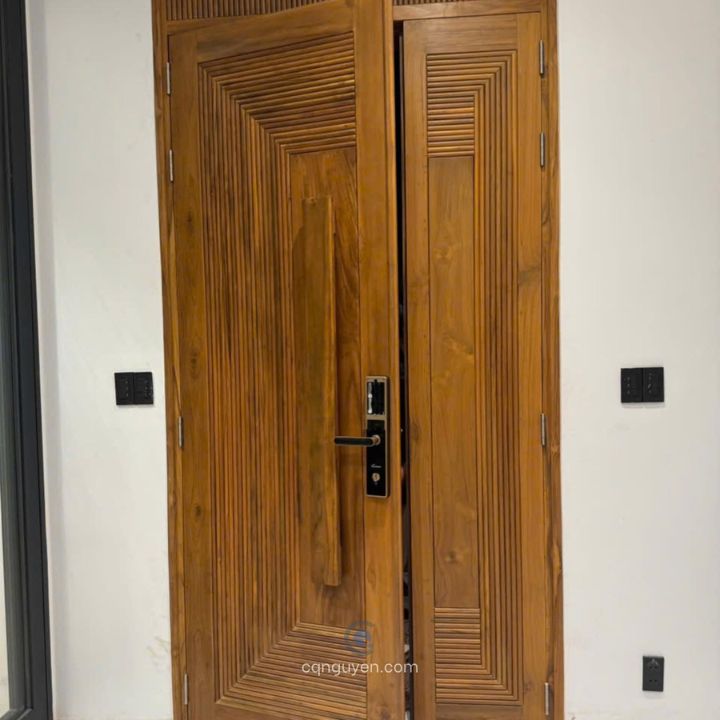 Cửa mẹ bồng con gỗ teak cqn19