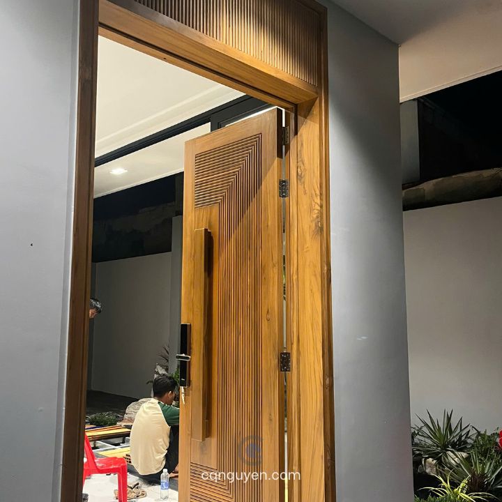 Lắp đặt cửa mẹ bồng con gỗ teak