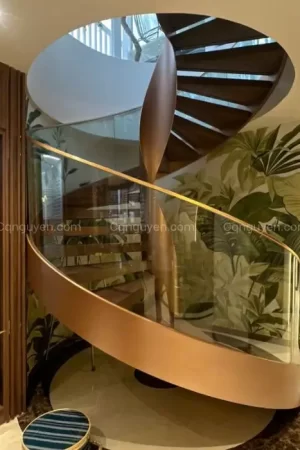 cầu thang xoắn vách kính bậc gỗ