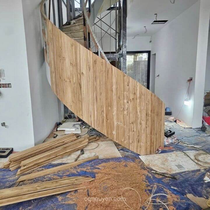 Thi công ốp vách gỗ cầu thang xoắn ốc