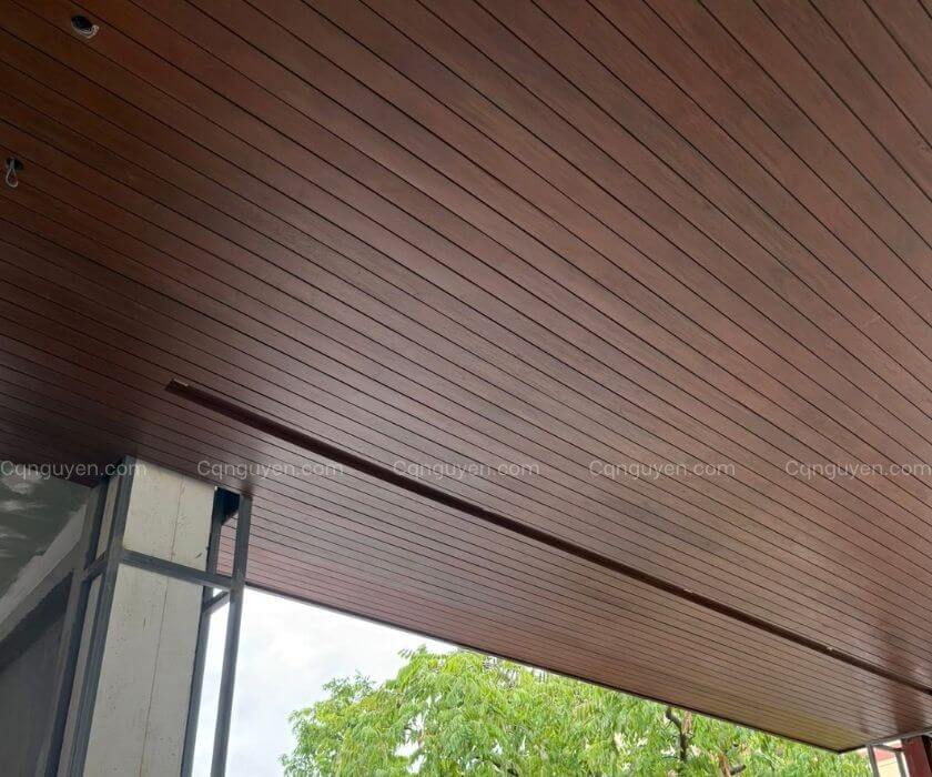 mẫu trần gỗ ban công đẹp hở ron