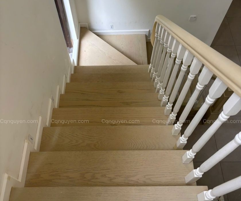 cầu thang tân cổ điển gỗ sồi