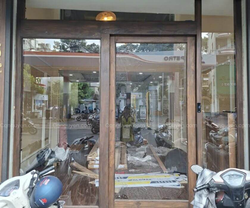 cửa lùa tự động gỗ tự nhiên