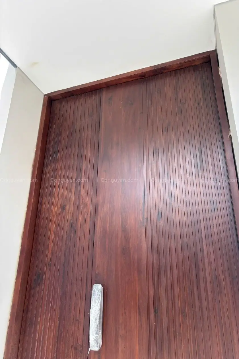 cửa chính gỗ óc chó