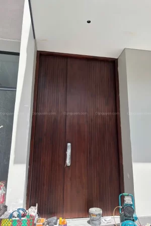 cửa gỗ óc chó 2 cánh lệch