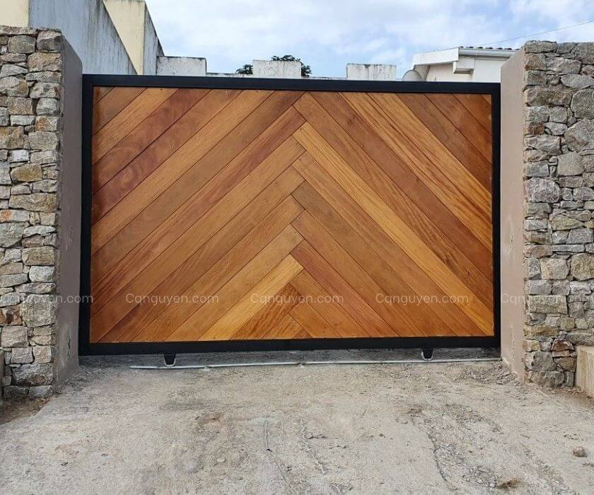 mẫu cổng gỗ đẹp 2 cánh thiết kế chevron